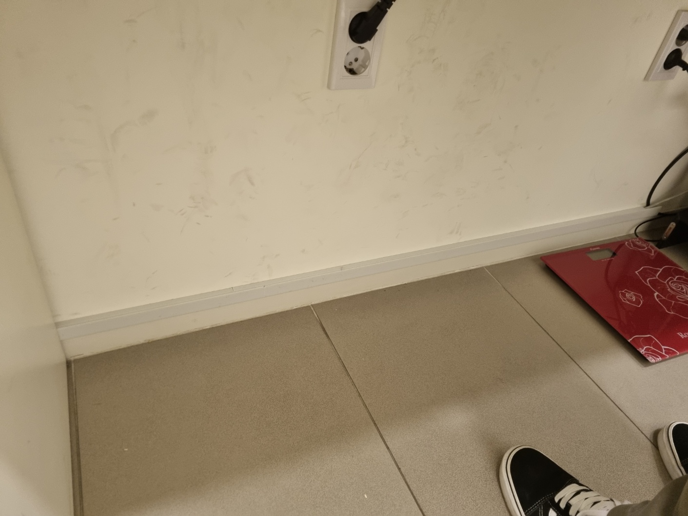 학원 인포 데스크쪽 랜선이 너무 지저분했는데 바닥 몰딩과 비슷한 색상으로 깔끔하게 랜선정리 해주셨어요!